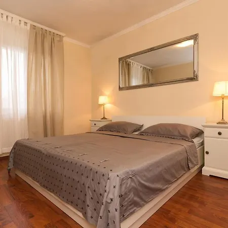 Cozy With Private Garden & Easy Parking