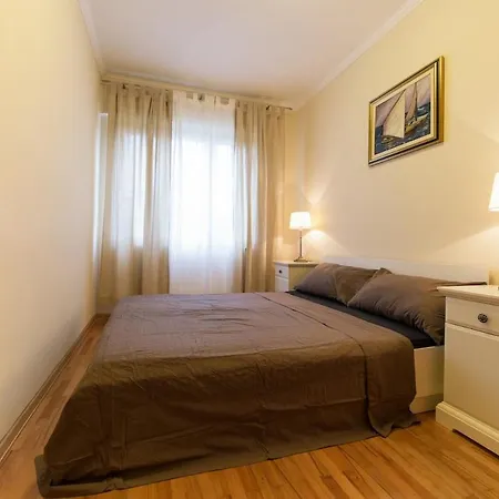 公寓 Cozy With Private Garden & Easy Parking