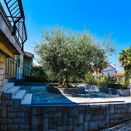 Apartment Cozy With Private Garden & Easy Parking