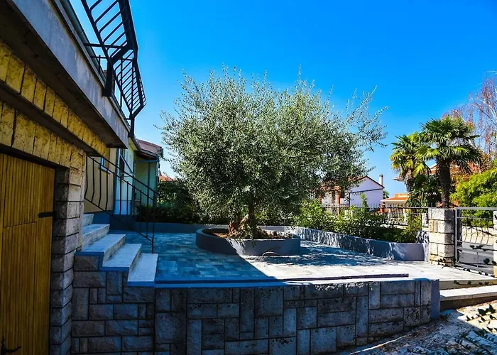 Apartment Cozy With Private Garden & Easy Parking