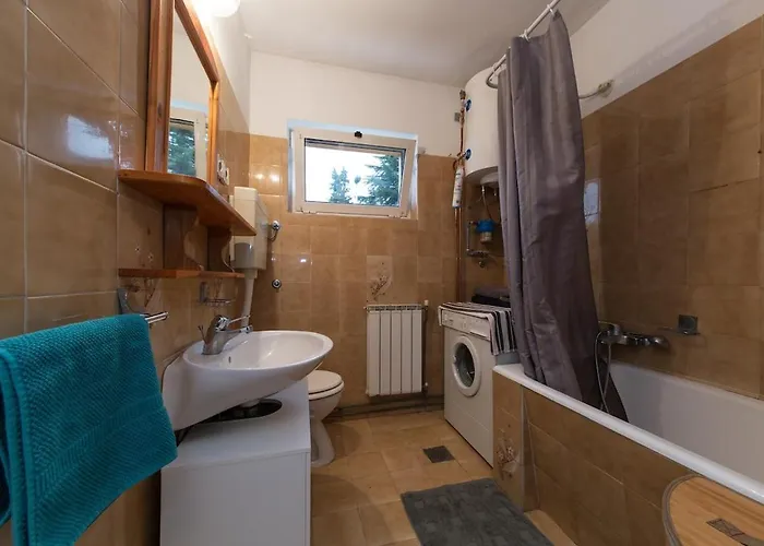 Cozy With Private Garden & Easy Parking Apartment *